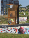 847101 Afbeelding van graffiti op de graffitimuur bij de tijdelijke jongerenplek 'Teen Spot' onder het Berlijnplein bij ...